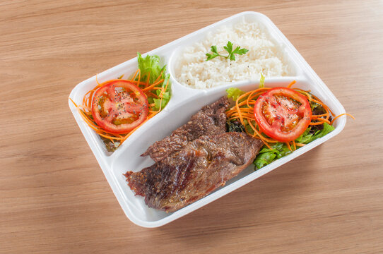 Alimenta&ccedil;&atilde;o saud&aacute;vel em marmita para entrega para uma boa dieta