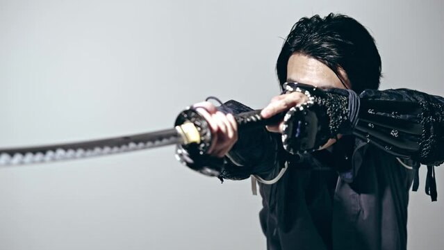 刀を振るサムライ　武士　武将