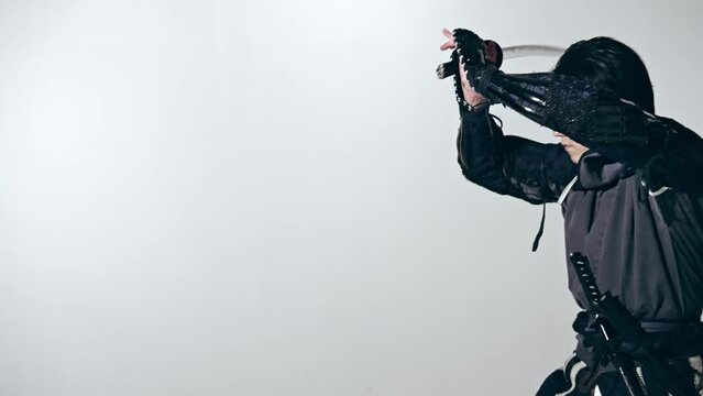 刀を振るサムライ　武士　武将