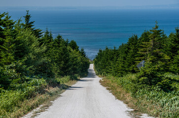 海絵と続く白い道のイメージ  北海道稚内市 宗谷丘陵