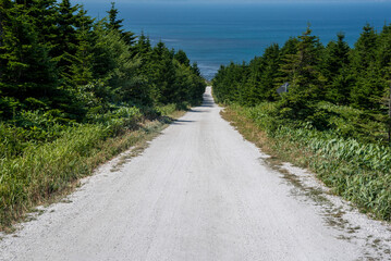 海絵と続く白い道のイメージ  北海道稚内市 宗谷丘陵
