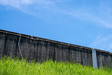 高いコンクリートの壁