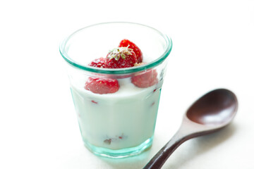 水色のグラスに入った苺ミルク