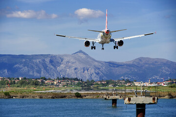 Flugzeug Luftfahrzeug von hinten im Landeanflug auf den internationalen Flughafen von Korfu,...