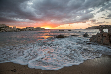 Autunno, tramonto sulla spiaggia a La Maddalena, Sardegna