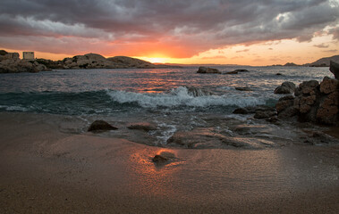 Autunno, tramonto sulla spiaggia a La Maddalena, Sardegna