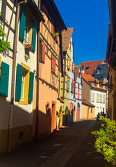 Obraz premium Picturesque summer cityscape of Colmar overlooking cobbled streets with typical residential townhouses on sunny day, France..