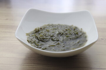 白い小鉢に入ったメカブ