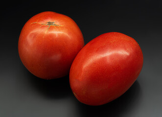 Pomidory zaprezentowane na ciemnym tle