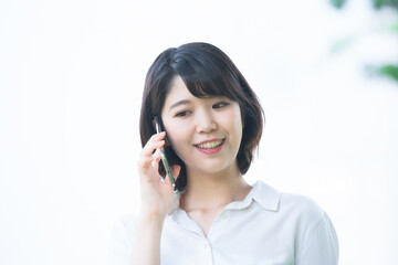 スマートフォンを使って通話する女性