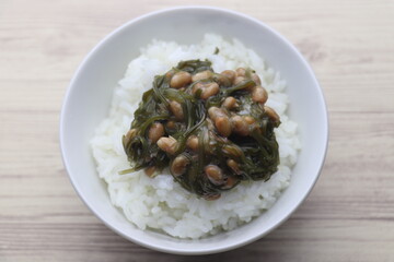 白米にのせられたメカブと納豆