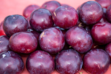 Obraz premium Group of fruit plums in the market.