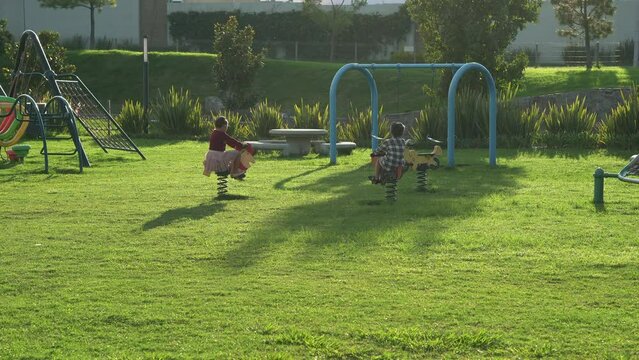 ni&ntilde;os hermanos amigos primos felices disfrutando y divertidos en el parque al aire libre al exterior en un hermosos atardecer