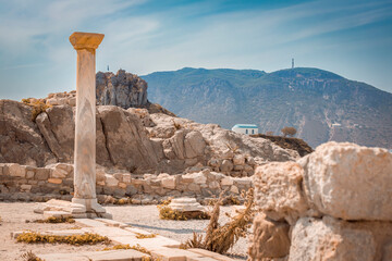 Widok grecki. Greckie kolumny nad morzem na wyspie Kos. Góry na greckiej wyspie.
