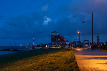 Fototapeta na wymiar Uferpromenade in Bremerhaven bei Nacht