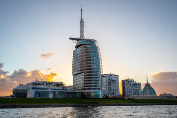 Hohes Gebäude in Bremerhaven im Sonnenaufgang