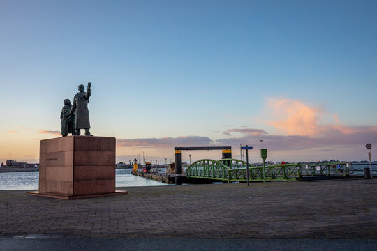 Denkmal in Bremerhaven an einem Bootsanleger im Sonnenaufgang