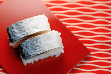 赤いテーブルクロスの上の鯖すし