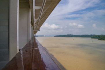 Princess Kreuzfahrtschiff Coral Fahrt durch Gatun See im Panama Kanal - Luxury Princess cruiseship cruise ship liner Coral and tanker, cargo and container ships in Gatun Lake River in Panama Canal	