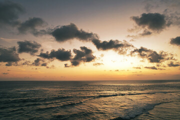 Obraz premium Beautiful red orange sunset sunrise over the ocean sea with waves 