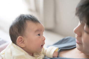 抱っこされた赤ちゃん