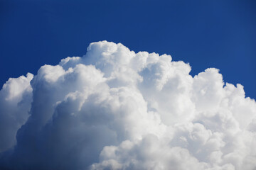 Naklejka premium High clouds in the summer sky. Sky background. Meteorological observations of the sky.