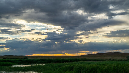 Fototapeta na wymiar Cloudy sunset on the lake