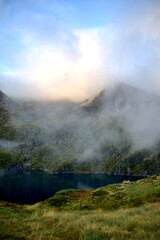 Lac de montagne au levé du soleil - tourisme voyage paysage