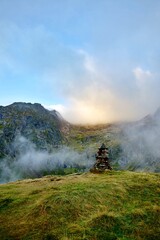 Cairn en montagne empilement de pierres - &eacute;tang d'Araing
