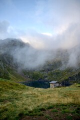 Lac de montagne au levé du soleil - tourisme voyage paysage