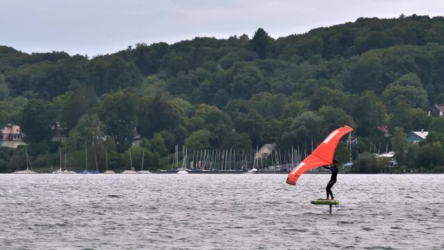 Mann mit einem Wingboard auf dem Starnberger See, Bayern, Deutschland