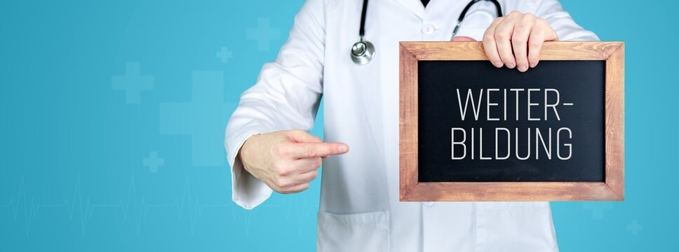 Weiterbildung in der Medizin. Arzt zeigt medizinischen Begriff auf einem Schild/einer Tafel