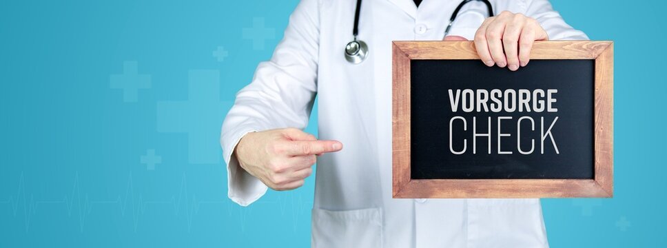 Vorsorgecheck. Arzt zeigt medizinischen Begriff auf einem Schild/einer Tafel
