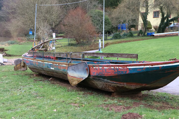 Altes Ruderboot auf dem Trockenen
