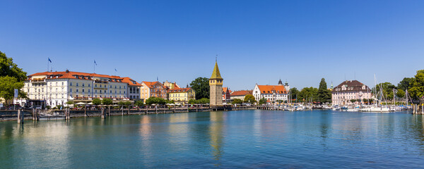 Obraz premium Panoramic view of the city of Lindau, Bodensee, Germany, with the Mangturm tower in the middle