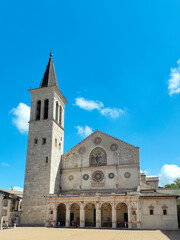 Fototapeta na wymiar Il Duomo di Spoleto in verticale
