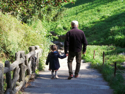 Un grand p&egrave;re et sa petite fille se baladent