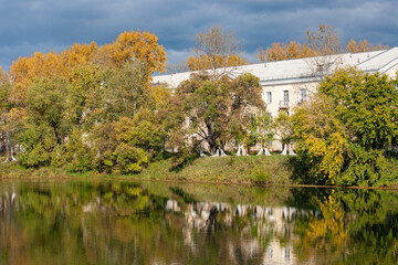 Fototapeta na wymiar Lake in the city park, autumn, reflection in the water, beautiful buildings.