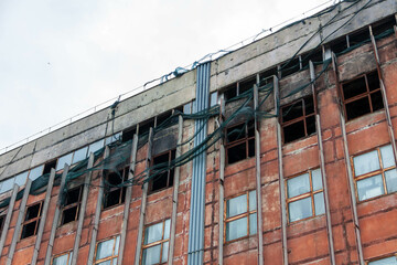 a burned house, a destroyed building, a building damaged in the war
