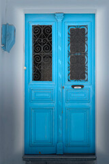 Niebieskie drzwi. Architektura na greckiej wyspie Nissyros. - obrazy, fototapety, plakaty