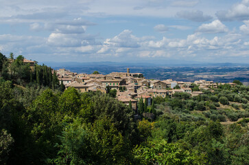 Fototapeta na wymiar Il panorama di Montalcino in Valdorcia in Toscana in una giornata di sole e nuvole