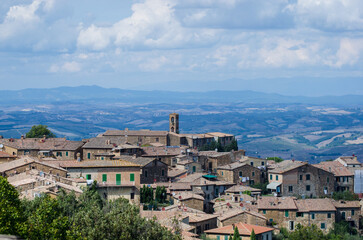 Fototapeta na wymiar Il panorama di Montalcino in Valdorcia in Toscana in una giornata di sole e nuvole