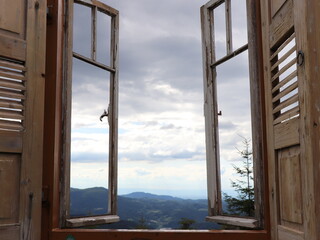 Blick durch das Fenster in die Seele. Eine Landschaft aus dem Schwarzwald mit Ferienfeeling. Entspannung vorhergesagt.