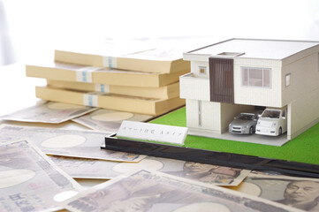 住宅の模型とお金