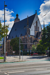 Obraz premium Die historische Thomaskirche in Leipzig, Wirkungsstätte von Johann Sebastian Bach, mit Blick auf das Bach-Denkmal, Leipzig, Sachsen, Deutschland