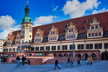 Obraz premium Das Alte Rathaus am Marktplatz in Leipzig mit Passanten und S-Bahn-Eingang bei sonnigem Wetter, Renaissance-Baukunst, Leipzig, Sachsen, Deutschland