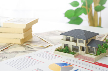 住宅の模型とお金