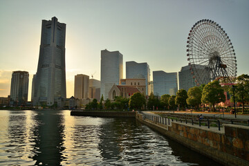 夕方　ランドマークタワー　神奈川県横浜市みなとみらいの風景