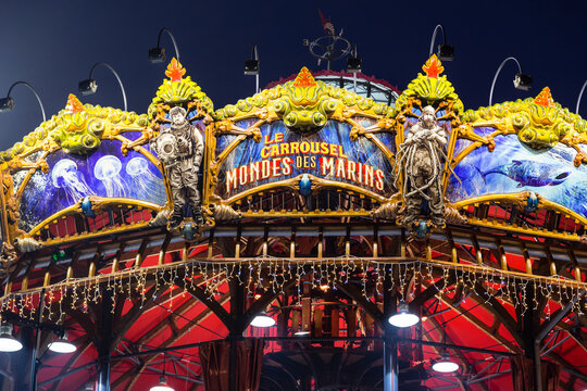 Détail du Carrousel des Mondes Marins touristique et culturel des Machines de l'Île à Nantes la nuit, le 20 décembre 2021