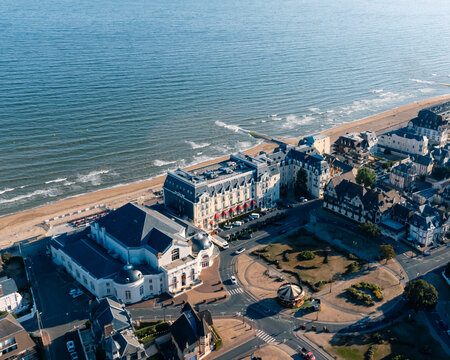 Photo a&eacute;rienne de la ville de Cabourg, en bord de mer